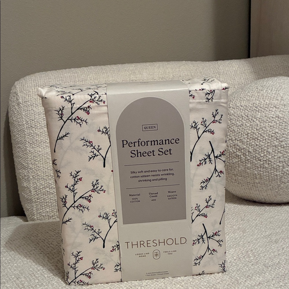 Threshold Performance Christmas Holiday Queen Sheet Set in Holly Print